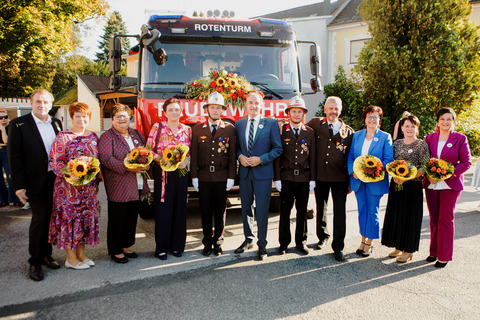 Landesrat Dr. Leonhard Schneemann (Mitte) gemeinsam mit den Patinnen des neuen Tanklöschfahrzeuges mit Bergeausrüstung und Allrad sowie Politikern.