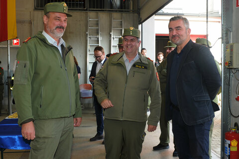 Landesrat Dorner (rechts im Bild) im Gespräch mit Landesfeuerwehrkommandant Franz Kropf (links im Bild) und dem Bezirksfeuerwehrkommandant von Oberpullendorf, Martin Reidl