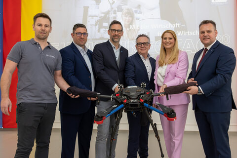 David Monetti (Skyability GmbH), Rene Fasching (WK Burgenland), Bernd Berghofer (IV Burgenland), Franz Bock (Bildungsdirketion Burgenland), Bildungslandesrätin Daniela Winkler, Thomas Schober (Direktor HTL Eisenstadt) bei der Eröffnung des Firmeninfotag 2026 an der HTL Eisenstadt.