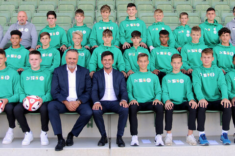 Oliver Snurer, Geschäftsführer der Fußballakademie Burgenland, Sportlicher Leiter und U15-Trainer Manuel Takacs, Landeshauptmann Hans Peter Doskozil, Landesrat Christian Illedits, U15-Co-Trainer Christoph Witamwas und Masseur Henrik Zehetbauer mit der