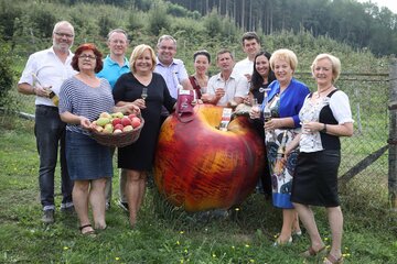 Landtagspräsidentin Verena Dunst (2.v.r.), Bürgermeister Werner Kemetter (5.v.l.), Obfrau Ute Lagler (4.v.l.) und Geschäftsführer Harald Popofsits (3.v.l.) mit den Obstbauern/Veranstaltern der vierten Schnaps-Genuss-Meile in Kukmirn.