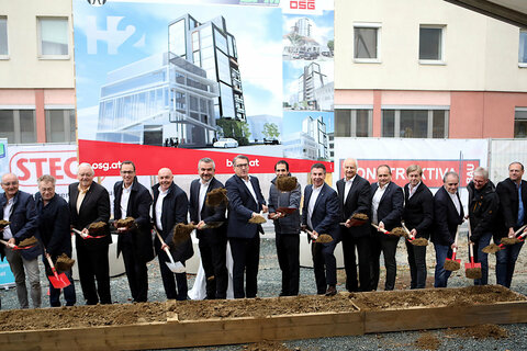 Gruppenfoto beim Spatenstich mit Landesrat Mag. Heinrich Dorner (7.v.l.), OSG-Direktor Dr. ALfred Kollar (8.v.l.) sowie allen Beteiligten beim Spatenstich des neuen Hochhauses "H2" in Oberwart.