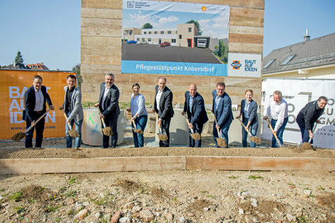 Spatenstich mit LIB-Geschäftsführer Univ.-Prof. Dipl.-Ing. Dr. techn. Gerald Goger, Soziallandesrat Dr. Leonhard Schneemann, SOWO-Geschäftsführerin Melanie Piskernik, Infrastrukturlandesrat Mag. Heinrich Dorner und Bürgermeister Andreas Tremmel.