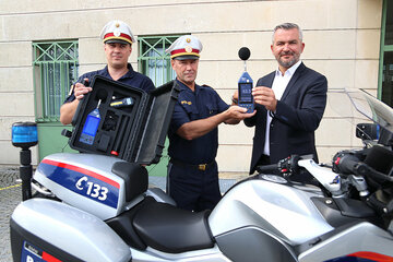 Schallpegelmessgeräte für gezielteres Vorgehen gegen Lärmüberschreitungen durch Kraftfahrzeuge. V.l. Abt.Insp. Reinhard Theuritzbacher, Landesverkehrsabteilung Burgenland, Oberst Andreas Stipsits, Leiter der Landesverkehrsabteilung Burgenland, LR Heinrich Dorner