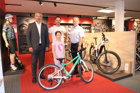 Iris Weissenbäck mit ihrem neuen Fahrrad und Sportlandesrat Heinrich Dorner, Michi Knopf und dem Purbacher Bürgermeister Harald Neumayer