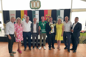 Gruppenfoto vom 100-jährigen Vereinsjubiläum des SK Pama (v.l.) Abgeordneter zum Nationalrat Bürgermeister Maximilian Köllner, LAbg. Bürgermeisterin Elisabeth Böhm, Pamas Bürgermeister Manfred Bugnyar, BFV-Präsident Georg Pangl, der langjährige Kapitän des SK Pama Christian Hafner, Vereinsobmann Dieter Steiner, Landesrätin Daniela Winkler, LAbg. Bürgermeister Gerhard Bachmann, LAbg. Bürgermeister Kilian Brandstätter.