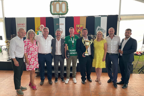 Gruppenfoto vom 100-jährigen Vereinsjubiläum des SK Pama (v.l.) Abgeordneter zum Nationalrat Bürgermeister Maximilian Köllner, LAbg. Bürgermeisterin Elisabeth Böhm, Pamas Bürgermeister Manfred Bugnyar, BFV-Präsident Georg Pangl, der langjährige Kapitän des SK Pama Christian Hafner, Vereinsobmann Dieter Steiner, Landesrätin Daniela Winkler, LAbg. Bürgermeister Gerhard Bachmann, LAbg. Bürgermeister Kilian Brandstätter.