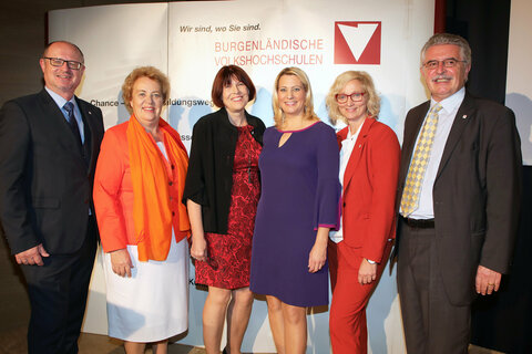 Freuen sich über 50 Jahre VHS Burgenland (v. l.): MMag. Markus Prenner, Vorsitzender Burgenländische Volkshochschulen, Landtagspräsidentin Verena Dunst, Dr.in Christine Teuschler, Geschäftsführerin Burgenländische Volkshochschulen, Bildungslandesrätin Mag.a Daniela Winkler, Mag.a Ursula Foki und RegR Hans Spieß, Vorsitzender Burgenländische Volkshochschulen