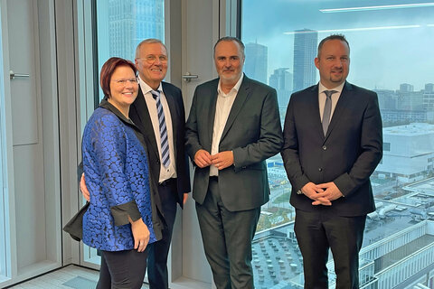 Landeshauptmann Hans Peter Doskozil (3.v.l.) mit Elisabeth Bauer (l.) und Johannes Bauer (r.) aus dem Management des Projektentwicklers „S+B Gruppe“, der sich unter der Leitung des Eisenstädters Franz Paul Bauer (2.v.l.) seit Jahrzehnten auf dem internationalen Markt beweist und in Polen unter anderem die Widok Towers entwickelte.