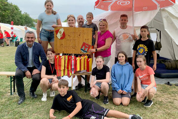 Landesrat Heinrich Dorner mit TeilnehmerInnen bei der Eröffnung des Feuerwehrjugendlager Gols