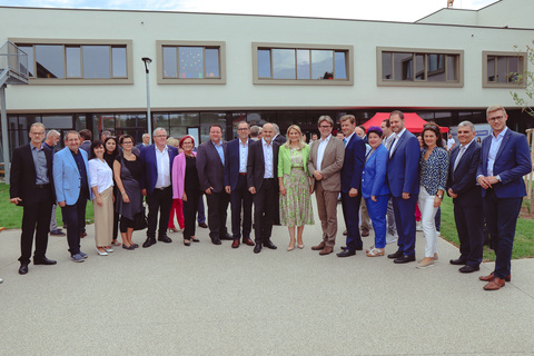 Bundesminister Ao. Univ.-Prof. Dr. Martin Polaschek (7.v.r.) eröffnete gemeinsam mit Bildungslandesrätin Mag.a (FH) Daniela Winkler (8.v.r.) das neue Bildungszentrum in Oberpullendorf.