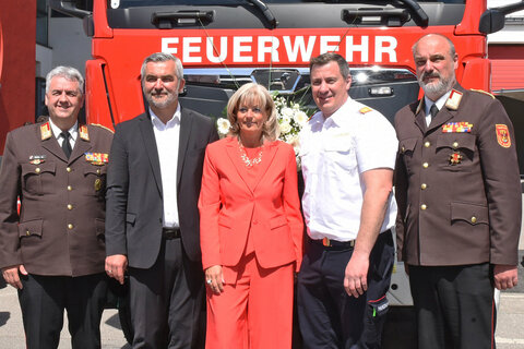 Bei der Eröffnungsfeier des Feuerwehrhauses in Neusiedl wurde auch ein Wechselladerfahrzeug gesegnet (v.l.) Landesfeuerwehrkommandant-Stellvertreter LBDS Martin Reidl, Landesrat Mag. Heinrich Dorner, Bürgermeisterin LAbg. Elisabeth Böhm, Neusiedls Feuerwehrkommandant ABI Reinhard Theuritzbacher, Landesfeuerwehrkommandant LBD Ing. Franz Kropf.