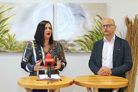 Umweltlandesrätin Astrid Eisenkopf, Hannes Klein, GF des Vereins Welterbe Neusiedler See berichteten über neue Entwicklungen zum Hafenprojekt Fertörakos