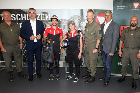 Oberst Gernot Rittenschober, Landesrat Mag. Heinrich Dorner, Heeressportler Sebastian Graser und Julia Schosser, Burgenlands Militärkommandant Gernot Gasser, Bürgermeister Vinzenz Knor und Major Mag. Christian Frey (v.l.).