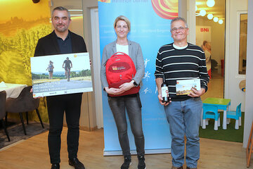 Sportlandesrat Heinrich Dorner gratulierte den Siegern Sabine Laschober und Herbert Oswald (v.l.).