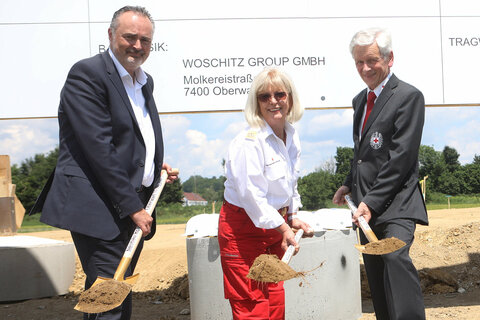 Landeshauptmann Hans Peter Doskozil mit der Präsidentin des Roten Kreuzes Burgenland, Friederike Pirringer und Rotkreuz-Bezirksstellenleiter Rudolf Luipersbeck beim Spatenstich zum Neubau der Rotkreuz-Bezirksstelle Oberwart