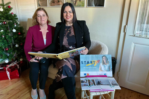 Landeshauptmann-Stellvertreterin Astrid Eisenkopf mit Gründerin Michaela Trbanos (Michaelas Augenblicke)