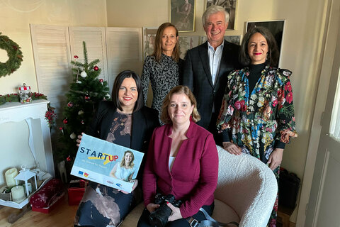 Landeshauptmann-Stellvertreterin Astrid Eisenkopf mit Gründerin Michaela Trbanos (Michaelas Augenblicke), Anita Holper (BFI, 2.v.l.), Bgm. Heinrich Hareter (Weiden am See), Susanne Shouman (BFI, r.)