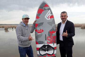 Sportlandesrat Heinrich Dorner mit dem Veranstalter des Surf Openings, Georg Kloibhofer