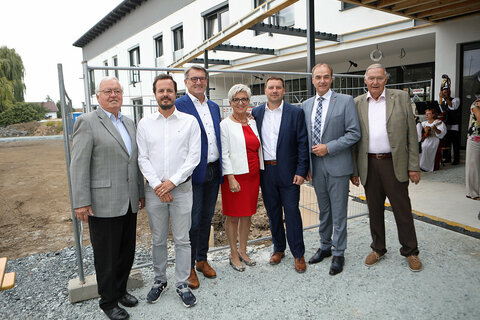 OSG-Aufsichtsratsvorsitzender (Oberwarter Siedlungsgenossenschaft) DI Johann Schmidt, Geschäftsführer Mag. Andreas Balog (Arbeiter Samariter Bund Service GmbH), OSG-Vorstandsdirektor Kommerzialrat Dr. Alfred Kollar, Landtagsabgeordnete Doris Prohaska, Bürgermeister Werner Gabriel, Landesrat Dr. Leonhard Schneemann und Präsident des Arbeiter Samariter Bundes Burgenland, Bundesrat außer Dienst Johann Grillenberger (v.l.).