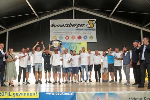 Landesrat Leonhard Schneemann (l.) feierte gemeinsam mit der Meistermannschaft den Aufstieg in die 1. Klasse Süd gebührend.