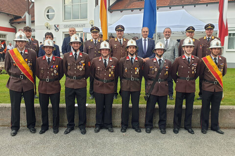 LR Dr. Leonhard Schneemann mit einer Wettkampgruppe der FF Jabing