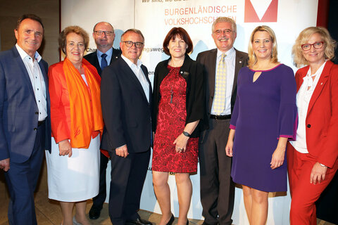 Kulturlandesrat a.D. Helmut Bieler, Landtagspräsidentin Verena Dunst, MMag. Markus Prenner, Vorsitzender Burgenländische Volkshochschulen, Dr.in Christine Teuschler, Geschäftsführerin Burgenländische Volkshochschulen, RegR Hans Spieß, Vorsitzender Burgenländische Volkshochschulen, Bildungslandesrätin Mag.a Daniela Winkler und Mag.a Ursula Foki
