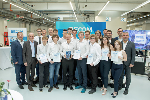 Landesrat Mag. Heinrich Dorner (r.) mit allen Preisträger*innen sowie Ehrengästen bei der Verleihung bei der Firma BECOM in Hochstraß.