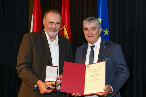 Landeshauptmann Hans Peter Doskozil übergab im festlichen Ambiente des KUZ Mattersburg die Ehrenzeichen an die ausgezeichneten Persönlichkeiten