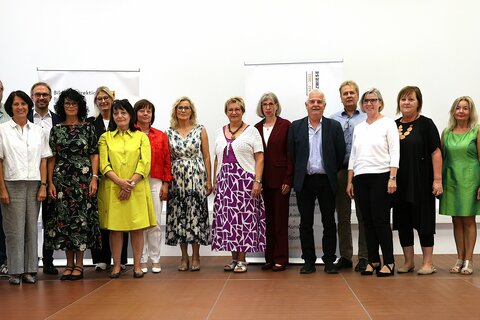Bildungslandesrätin Daniela Winkler und Bildungsdirektor Alfred Lehner mit den Landeslehrerinnen und Landeslehrern, die in den Ruhestand verabschiedet wurden.