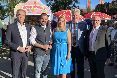 v.l. LR Leonhard Schneemann, Bgm. LAbg. Kilian Brandstätter, LRin Daniela Winkler, Vizebgm. Matthias Mayer, Volksfest-Organisator Dieter Horvath