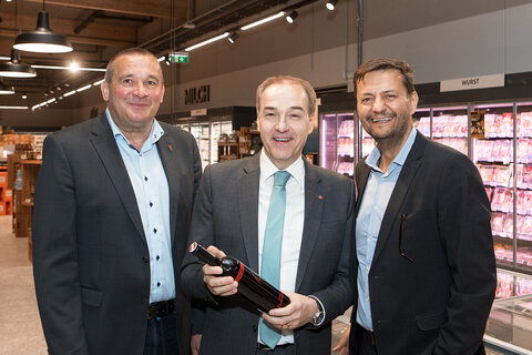 Bürgermeister Manfred Schmidt, Landesrat Dr. Leonhard Schneemann und Betriebsleiter Goran Savic (v.l.) im neuen Billa Plus-Markt im Bezirk Oberpullendorf.