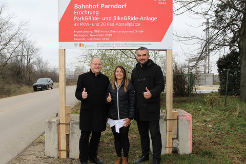 Neue Park & Ride-Anlage beim Bahnhof Parndorf Ort erhöht Parkplatzkapazität um 43 PKW-und 20 Rad-Abstellplätze. V.l.:  Bgm. Wolfgang Kovacs, Karin Joszt, ÖBB, LR Mag. Heinrich Dorner.