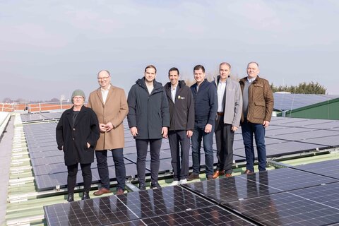 Landesrat Dr. Leonhard Schneemann wies gemeinsam mit Gesellschafter Werner Perlinger, Bürgermeister Ernst Oroszlan und Burgenland Energie CEO Stephan Sharma auf die Bedeutung des Projekts für die Region, den Wirtschaftsstandort und die Energiewende hin.