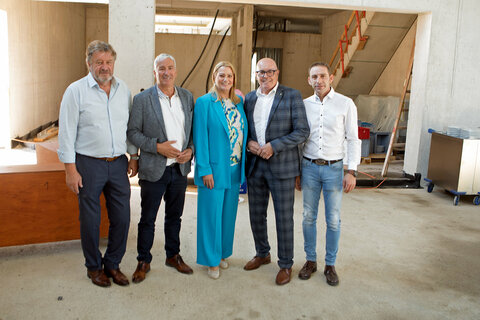 Bildungsdirektor Alfred Lehner, BEd, MA, Vizebürgermeister Michael Leitgeb, Bildungslandesrätin Mag.a (FH) Daniela Winkler, Bürgermeister Georg Rosner und PEB-Geschäftsführer und Technischer Leiter Thomas Rosner (v.l.).