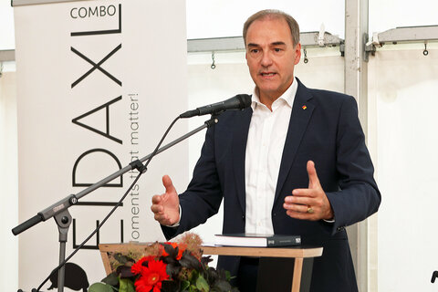 Landesrat Leonhard Schneemann wies bei seiner Rede auf die Wichtigkeit von Unternehmen wie Braun Lockenhaus hin.