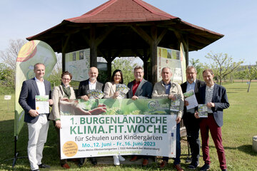 Christian Haider, Manager der KEM-Region Kogelberg, Mag.a Marlene Hrabanek-Bunyai Bakk.techn., MA, Geschäftsführerin des Naturparks Rosalia-Kogelberg, Bildungsdirektor Mag. Heinz Josef Zitz, Landeshauptmann-Stellvertreterin Mag.a Astrid Eisenkopf, Bgm. Kurt Fischer, Obmann des Naturparks Rosalia-Kogelberg, Rohrbachs Bürgermeister Günter Schmidt, DI Thomas Böhm, MBA, Obmann der ARGE Nationalparke und Dr. Markus Puschenreiter von der KLAR!-Region Rosalia-Kogelberg.