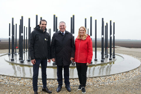 Landesrätin Daniela Winkler besichtigte mit dem slowenischen Nationalratspräsident Marko Lotrič und Stephan Sharma, CEO der Burgenland Energie den Windpark Weiden – Repowering