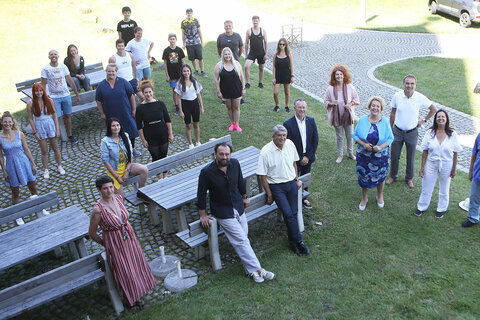 Landtagspräsidentin Verena Dunst, Bgm. Vinzenz Knor, Stadtgemeinde Güssing, Gilbert Lang, Stiftungsadministrator Burg und Kloster Güssing, Ladislaus Edmund Batthyány-Strattmann, KURATOR Burgstiftung Güssing, Harald Popofsits, Geschäftsführer Tourismusverband Oberwart, Marianne Resetarits, Intendantin Musical Güssing, sowie das Kreativteam und Ensemble von Musical Güssing präsentierten auf Burg Güssing die diesjährige Produktion „Footloose“.