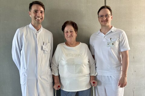 Patientin Christine Schabernack mit den beiden Operateuren