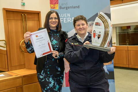 Rosa-Jochmann-Preisträgerin Julia Ivancsits mit Landeshauptmann-Stellvertreterin Mag.a Astrid Eisenkopf.