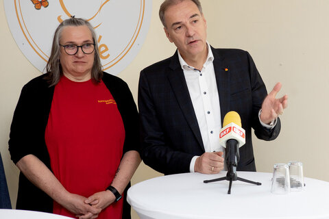 Landesrat Dr. Leonhard Schneemann (r., im Bild mit Sonnenmarkt Oberwart-Marktleiterin Sylvia Hajszan) bei der Jubiläumspressekonferenz im Sonnenmarkt Oberwart.