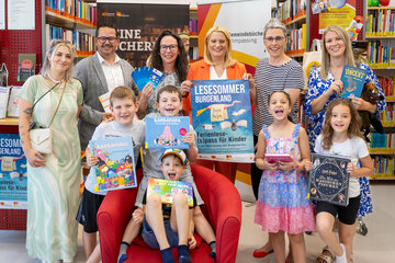 Sabine Voith (Mitarbeiterin Gemeindebücherei Wimpassing), Ernst Edelmann, (Bürgermeister Wimpassing) Nina Weiss (Bibliotheksservicestellt), Silke Rois (LVBB), LR Daniela Winkler, Daniela Fidler (Büchereileiterin Gemeindebücherei Wimpassing), Sonja Kaiblinger (Kinderbuchautorin) und die Volksschullehrerinnen und Volksschüler:innen von Wimpassing.