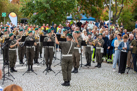 Mit einem stimmungsvollen musikalischen Auftakt sorgte die Militärkapelle bei der Eröffnung des Tages der offenen Tür vor dem Landhaus in Eisenstadt für den passenden Rahmen.