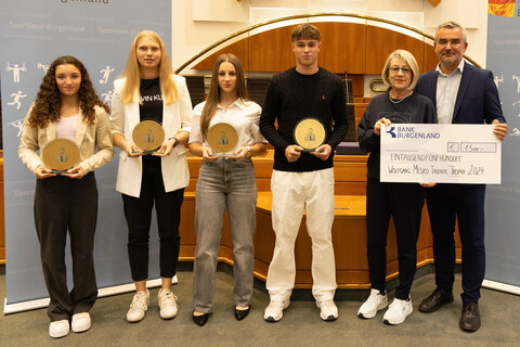 Landesrat Heinrich Dorner (rechts im Bild) mit den Preisträgerinnen und dem Preisträger der Wolfgang Mesko Talente Trophy 2024 (v.l.) Helena Zotos, Elina Fuchs, Tamara Lehner und Max Baxa sowie Initiatorin Helga Götzinger.