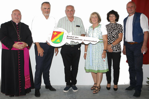 Stadtpfarrer Franz Brei, Landeshauptmann Hans Peter Doskozil, Bauhofleiter Helmut Taschner, Amtsleiterin Roswitha Feitl, Vizebürgermeisterin Gabriele Lechner und Bürgermeister Reinhard Deutsch (v.l.).