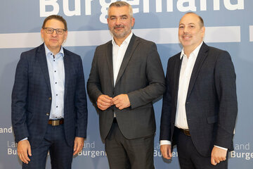 LAndesrat Dorner präsentiert das Bauprogramm 2024 mit gerald Goger udn Wolfgang HEckenast