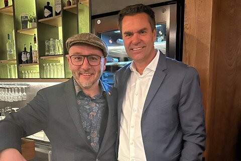 Philipp Kroboth (Am Mahrbach) und Burgenland Tourismus Geschäftsführer Didi Tunkel bei der Verleihung im Rahmen der Veranstaltung „Heart of Food“ am Dachstein