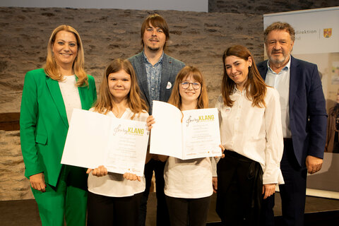 Bildungslandesrätin Daniela Winkler überreichte gemeinsam mit Bildungsdirektor Alfred Lehner die Urkunde an die teilnehmenden Schulchöre.