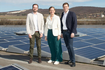 Auf dem Dach von Energy3000, eines der führenden Anbieter im Bereich Photovoltaik und Energiespeicher in Europa. V.l.: Michael Bairhuber, Mitglied der Energy3000-Geschäftsführung, LH-Stv.in Anja Haider-Wallner, OÖ-LR Stefan Kaineder